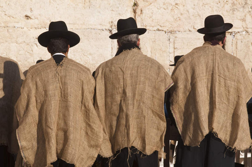 站,横图,室外,白天,旅游,度假,名胜古迹,标志建筑,地标,建筑,帽子,巴勒斯坦,亚洲,一排,阴影,服装,遗迹,整齐,光线,影子,墙,首都,许多人,注视,休闲装,礼帽,古迹,文物,娱乐,建设,古建筑,墙壁,墙面,排列,背面,衣服,阳光,观察,看,站着,一群人,享受,休闲,休闲服,旅游胜地,放松,宗教,服饰,信仰,观看,察看,队列,关注,西亚,哭墙,信念,古文明,犹太教,巴勒斯坦国,叹息墙,耶路撒冷,西墙,男人,男性,中年男性,阿拉伯人,白种人,亚洲人,站立,半身,彩图