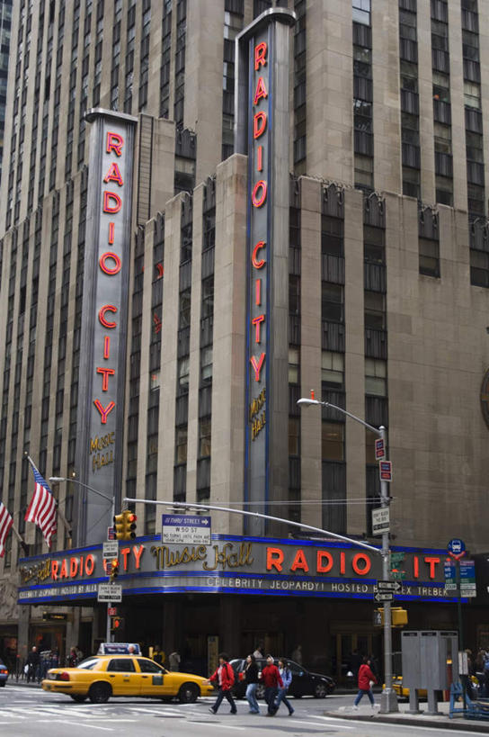 西方人,家,高楼大厦,走,竖图,彩色,室外,白天,仰视,度假,美景,城市风光,标志建筑,城市,大厦,道路,地标,建筑,路,摩天大楼,霓虹灯,公路,汽车,欧洲,纽约,美国,欧洲人,阴影,服装,光线,英文,标志,文字,影子,字符,字母,房屋,屋子,景观,公寓,灯光,曼哈顿,七彩,交通,许多人,注视,休闲装,娱乐,光源,标识,建设,洋房,楼房,霓虹,住宅,车,灯,衣服,阳光,交通工具,轿车,观察,看,一群人,享受,休闲,休闲服,景色,放松,服饰,观看,英文字母,察看,北美,北美洲,照明设备,关注,载具,美洲,纽约州,帝国之州,帝国州,氖灯,北亚美利加洲,亚美利加洲,洛克菲勒中心,第六大道,纽约无线电城音乐厅,男人,男性,女人,女性,中年男性,中年女性,白种人,马路,步行,散步,走路,彩图,低角度拍摄,全身,房子,大楼,高层建筑,高楼,摩天楼,曼哈顿岛