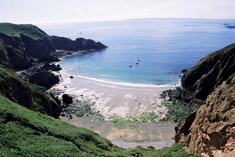 无人,横图,俯视,航拍,室外,白天,旅游,度假,草地,草坪,岛屿,海浪,海洋,石头,美景,沙滩,植物,英国,欧洲,阴影,光线,沙子,石子,影子,岛,海岸,景观,浪花,水平线,辽阔,海平线,沙地,娱乐,草,树,树木,蓝色,绿色,蓝天,天空,阳光,自然,海水,天,享受,休闲,广阔,景色,放松,生长,晴朗,成长,一望无际,西欧,鸟瞰,自然风光,大不列颠,海景,大不列颠及北爱尔兰联合王国,万里无云,大不列颠联合王国,日不落英帝国,无边无际,一马平川,海峡群岛,诺曼底群岛,大海,风浪,海,海水的波动,海滩,近岸浪,列岛,群岛,石块,岩石,涌浪,诸岛,晴空,晴空万里,彩图,高角度拍摄,水天相接,水天一线