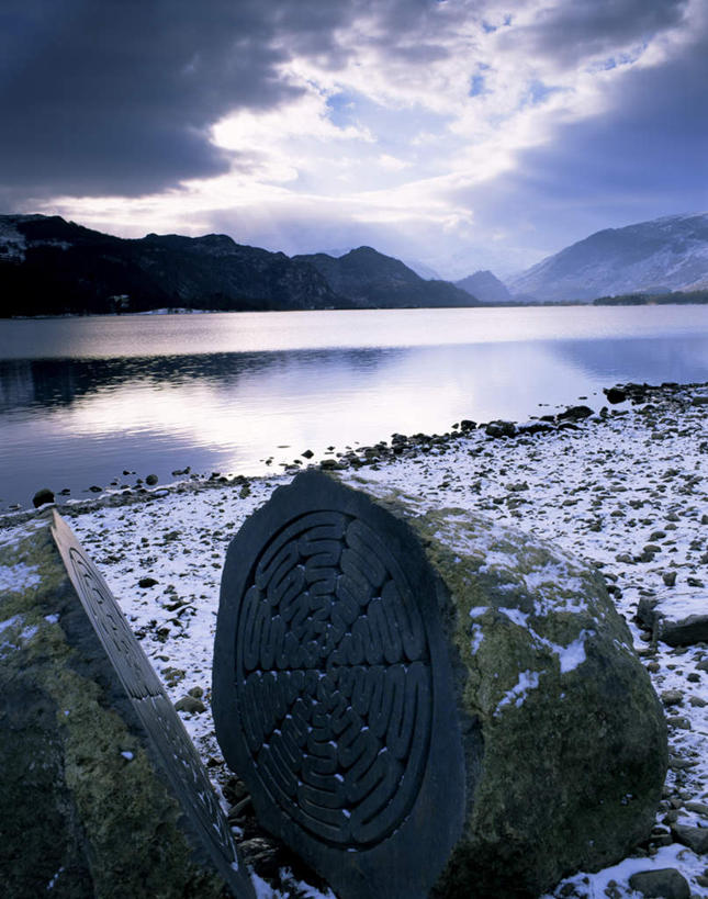 无人,竖图,俯视,室外,白天,旅游,度假,湖,湖泊,石头,美景,山,山脉,水,爱尔兰,欧洲,阴影,波纹,光线,石子,影子,湖面,景观,山峰,水流,水面,云,云朵,涟漪,山峦,云彩,娱乐,蓝色,白云,倒影,蓝天,水纹,天空,阳光,自然,波浪,湖水,群山,天,享受,休闲,景色,放松,晴朗,倒映,西欧,自然风光,爱尔兰共和国,水晕,反照,坎布里亚,坎布里亚郡,德文特湖,石块,岩石,晴空,彩图,高角度拍摄