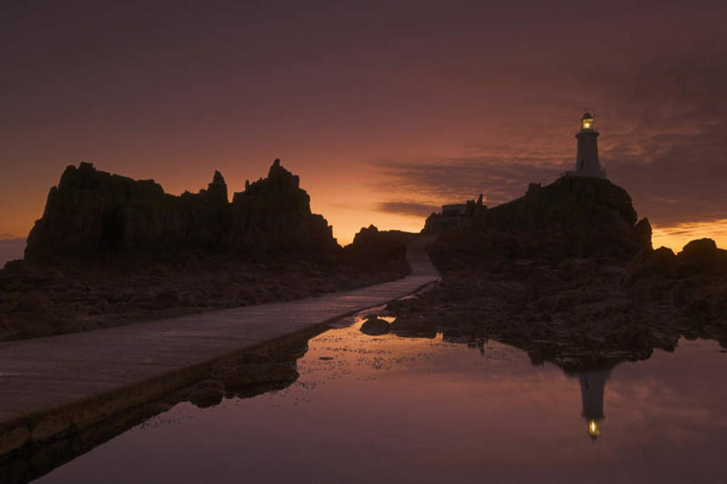 无人,横图,室外,白天,仰视,旅游,度假,海浪,海洋,日落,山,山脉,标志建筑,道路,地标,建筑,英国,欧洲,信息,浪花,山峰,晚霞,霞光,落日,灯塔,交通,山峦,方向,娱乐,建设,倒影,海水,黄昏,群山,享受,休闲,旅游胜地,彩霞,放松,引导,指引,倒映,西欧,大不列颠,海景,大不列颠及北爱尔兰联合王国,大不列颠联合王国,日不落英帝国,航标,夕照,反照,泽西岛,大海,风浪,海,海水的波动,近岸浪,涌浪,夕阳,彩图,低角度拍摄,导航,斜阳