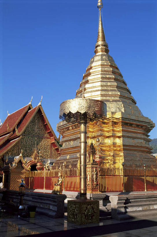 无人,寺庙,竖图,室外,白天,仰视,旅游,度假,名胜古迹,标志建筑,地标,建筑,泰国,亚洲,阴影,节日,遗迹,装饰,光线,瓷砖,地砖,影子,屋顶,地面,燃烧,顶棚,古迹,文化,文物,娱乐,建设,古建筑,蓝色,蓝天,天空,阳光,香火,庙宇,天,祈祷,享受,休闲,健康,金色,旅游胜地,放松,许愿,宗教,东南亚,信仰,晴朗,纪念,华丽,修饰,祈求,点缀,古文明,万里无云,泰王国,清迈府,素贴寺,衬托,美观,雅致,雅观,清迈省,平安,晴空,晴空万里,彩图,低角度拍摄,庙,寺