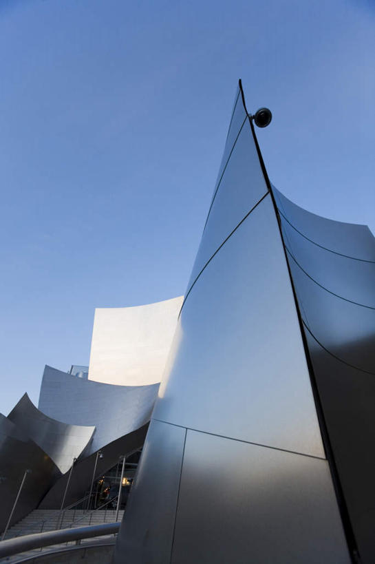 无人,音乐厅,高楼大厦,竖图,室外,白天,仰视,旅游,度假,楼梯,标志建筑,城市,大厦,地标,建筑,摩天大楼,美国,阴影,光线,影子,阶梯,娱乐,建设,台阶,蓝色,蓝天,天空,阳光,天,享受,休闲,旅游胜地,放松,晴朗,北美,北美洲,加利福尼亚,美洲,加州,洛杉矶,加利福尼亚州,万里无云,金州,黄金州,北亚美利加洲,亚美利加洲,迪士尼音乐厅,华特.迪士尼音乐厅,天使之城,晴空,晴空万里,彩图,低角度拍摄,大楼,高层建筑,高楼,摩天楼,演奏厅