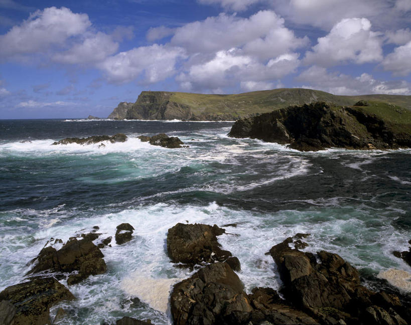 无人,横图,室外,白天,正面,旅游,度假,草地,草坪,海浪,海洋,石头,美景,沙滩,山,山脉,植物,爱尔兰,欧洲,阴影,光线,沙子,石子,影子,海岸,景观,浪花,山峰,水平线,云,云朵,辽阔,海平线,沙地,山峦,云彩,娱乐,草,蓝色,绿色,白云,蓝天,天空,阳光,自然,海水,群山,天,享受,休闲,广阔,景色,放松,晴朗,一望无际,西欧,自然风光,海景,沉积岩,爱尔兰共和国,丁格尔半岛,凯里郡,无边无际,一马平川,水成岩,大海,风浪,海,海水的波动,海滩,近岸浪,石块,岩石,涌浪,晴空,彩图,水天相接,水天一线