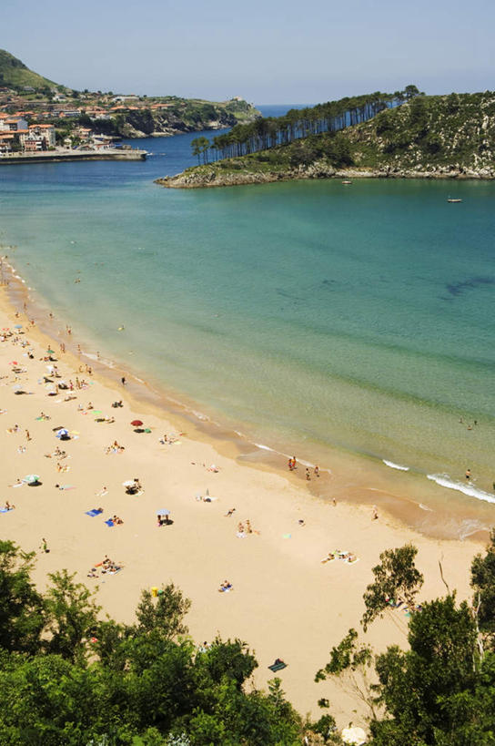 游泳,西方人,家,站,坐,躺,竖图,俯视,航拍,室外,白天,泳装,比基尼,旅游,度假,海浪,海洋,石头,美景,森林,沙滩,山,山脉,树林,植物,西班牙,欧洲,欧洲人,阴影,服装,光线,伞,沙子,石子,影子,雨伞,遮阳伞,房屋,屋子,海岸,景观,浪花,山顶,山峰,沙地,山峦,许多人,注视,休闲装,娱乐,阳伞,楼房,住宅,树,树木,衣服,蓝色,绿色,蓝天,天空,阳光,自然,海水,群山,天,观察,看,站着,一群人,享受,休闲,休闲服,景色,放松,服饰,生长,晴朗,成长,观看,察看,鸟瞰,关注,南欧,自然风光,海景,沉积岩,万里无云,西班牙王国,泅水,颠峰,极峰,拍浮,巴斯克,巴斯克自治区,水成岩,卧着,男人,男性,年轻男性,年轻女性,女人,女性,白种人,大海,风浪,海,海水的波动,海滩,近岸浪,石块,岩石,涌浪,晴空,晴空万里,躺着,卧,站立,坐着,彩图,高角度拍摄,全身,三点式,泳衣,房子