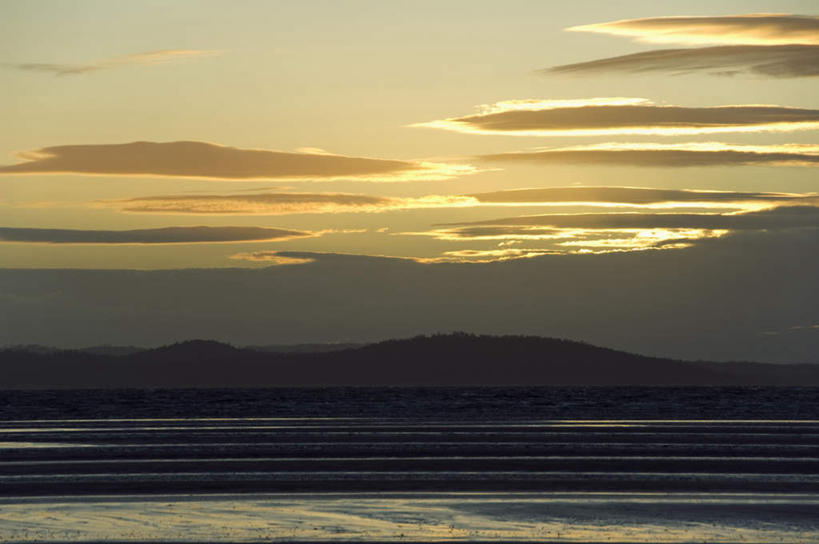 无人,横图,室外,白天,正面,旅游,度假,海浪,海洋,石头,美景,日落,沙滩,山,山脉,澳大利亚,阴影,光线,沙子,石子,影子,海岸,景观,浪花,山顶,山峰,晚霞,霞光,落日,沙地,山峦,娱乐,阳光,自然,海水,黄昏,群山,享受,休闲,景色,彩霞,放松,自然风光,大洋洲,塔斯马尼亚,澳洲,海景,沉积岩,南方大陆,澳大利亚联邦,塔斯马尼亚州,颠峰,极峰,夕照,水成岩,塔斯马尼亚岛,大海,风浪,海,海水的波动,海滩,近岸浪,石块,岩石,涌浪,夕阳,彩图,斜阳
