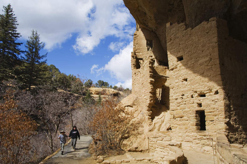 西方人,两个人,伙伴,朋友,公园,走,横图,室外,白天,仰视,旅游,度假,友谊,石头,名胜古迹,植物,标志建筑,地标,建筑,欧洲,美国,欧洲人,阴影,服装,遗迹,光线,石子,影子,墙,云,云朵,云彩,注视,休闲装,古迹,文物,娱乐,建设,古建筑,墙壁,墙面,树,树木,衣服,蓝色,绿色,白云,蓝天,天空,阳光,自然,天,观察,看,享受,休闲,休闲服,旅游胜地,放松,服饰,生长,晴朗,成长,观看,察看,北美,北美洲,国家公园,关注,美洲,古文明,科罗拉多州,科罗拉多,弗德台地国家公园,梅萨维德国家公园,北亚美利加洲,亚美利加洲,百年州,弗德台地,梅萨维德,友情,男人,男性,中年男性,白种人,石块,岩石,晴空,步行,散步,走路,彩图,低角度拍摄,全身