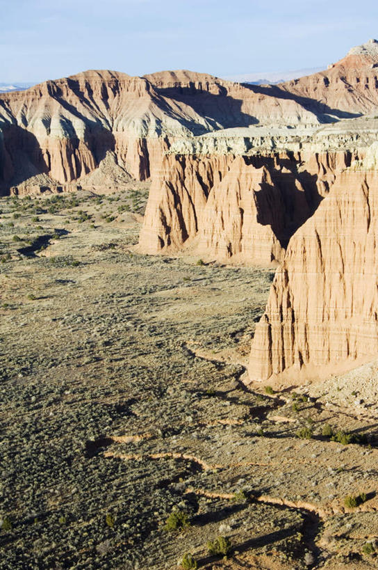 无人,竖图,俯视,室外,白天,旅游,度假,草地,草坪,石头,美景,山,山脉,植物,美国,阴影,光线,石子,影子,景观,山峰,云,云朵,山峦,云彩,娱乐,草,蓝色,绿色,白云,蓝天,天空,阳光,自然,群山,天,享受,休闲,景色,放松,晴朗,北美,北美洲,犹他州,自然风光,美洲,北亚美利加洲,亚美利加洲,犹他,蜂窝之州,蜂房州,国会礁国家公园,石块,岩石,晴空,彩图,高角度拍摄