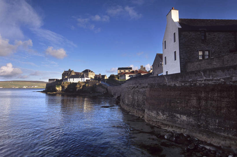 无人,家,横图,室外,白天,仰视,度假,海浪,海洋,美景,沙滩,山,山脉,植物,城市风光,城市,英国,欧洲,阴影,光线,沙子,影子,房屋,墙,屋子,海岸,景观,浪花,山峰,云,云朵,沙地,山峦,云彩,娱乐,楼房,苏格兰,墙壁,墙面,住宅,树,树木,蓝色,绿色,白云,蓝天,天空,阳光,自然,海水,群山,天,享受,休闲,景色,放松,生长,晴朗,成长,西欧,大不列颠,海景,大不列颠及北爱尔兰联合王国,首府,大不列颠联合王国,日不落英帝国,苏格兰王国,勒威克,梅恩兰岛,设得兰,设得兰群岛,谢德兰群岛,谢特兰群岛,大海,风浪,海,海水的波动,海滩,近岸浪,涌浪,晴空,彩图,低角度拍摄,房子