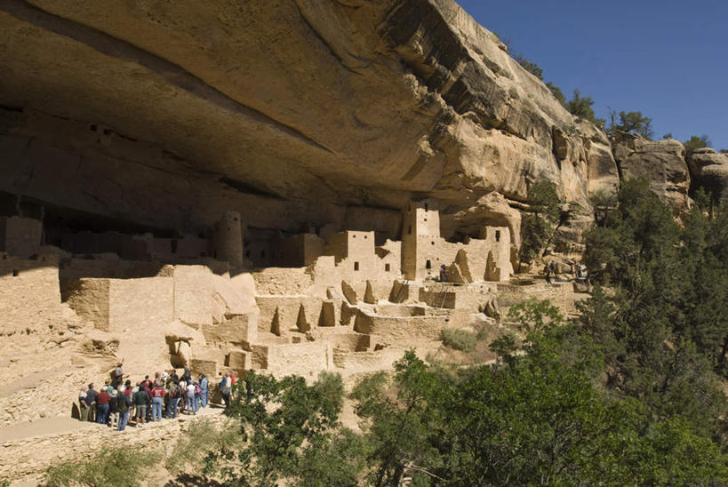 西方人,公园,站,横图,俯视,室外,白天,旅游,度假,石头,名胜古迹,植物,标志建筑,地标,建筑,欧洲,美国,欧洲人,行人,游客,游人,阴影,服装,遗迹,光线,石子,影子,墙,洞,悬崖,许多人,注视,休闲装,古迹,文物,娱乐,建设,古建筑,路人,旅客,废墟,墙壁,墙面,树,树木,衣服,蓝色,绿色,蓝天,天空,阳光,自然,天,观察,看,站着,一群人,享受,休闲,休闲服,旅游胜地,放松,服饰,洞穴,生长,晴朗,成长,观看,察看,北美,北美洲,国家公园,关注,美洲,古文明,科罗拉多州,穴,万里无云,科罗拉多,弗德台地国家公园,梅萨维德国家公园,北亚美利加洲,亚美利加洲,绝壁,百年州,过客,弗德台地,梅萨维德,男人,男性,女人,女性,中年男性,中年女性,白种人,石块,岩石,晴空,晴空万里,站立,彩图,高角度拍摄,全身