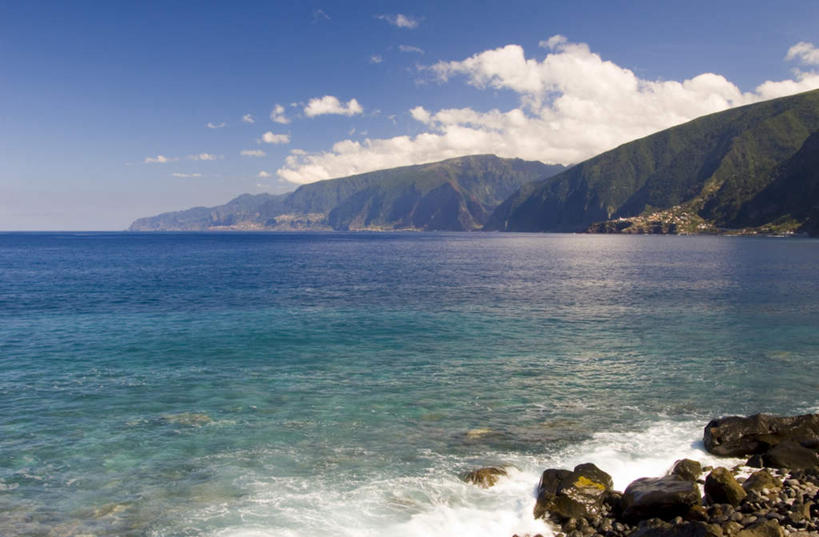 无人,横图,室外,白天,正面,旅游,度假,海浪,海洋,石头,美景,山,山脉,树林,植物,非洲,阴影,光线,石子,影子,景观,浪花,山峰,云,云朵,山峦,云彩,娱乐,树,树木,蓝色,绿色,白云,蓝天,天空,阳光,自然,海水,群山,天,享受,休闲,景色,放松,生长,晴朗,成长,自然风光,海景,阿非利加洲,马德拉群岛,大海,风浪,海,海水的波动,近岸浪,石块,岩石,涌浪,晴空,彩图