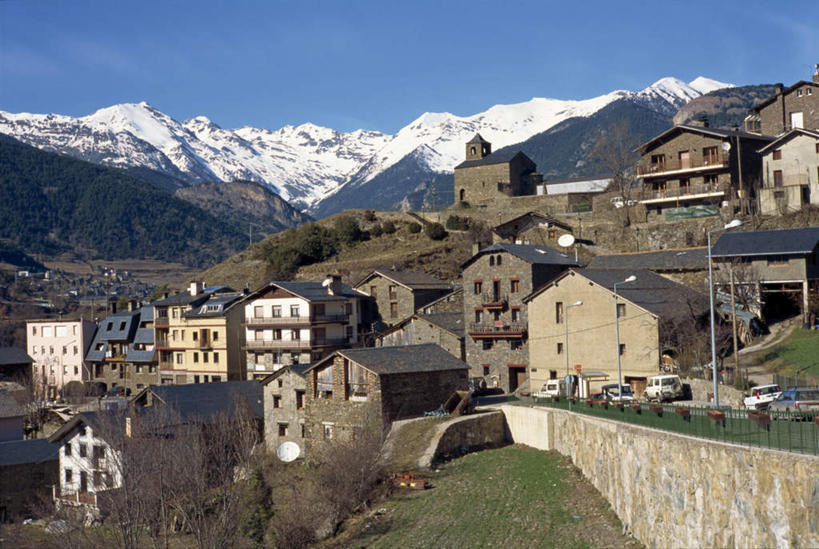 无人,家,横图,俯视,室外,白天,度假,草地,草坪,美景,山,雪,雪山,植物,大雪,城市风光,城市,路灯,汽车,照明,欧洲,安道尔,阴影,光线,影子,房屋,屋子,冰,积雪,景观,山峰,雪景,冬季,冬天,灯光,山峦,娱乐,楼房,住宅,车,灯,草,蓝色,绿色,蓝天,天空,阳光,交通工具,轿车,天,享受,休闲,景色,放松,寒冷,晴朗,照亮,冰冷,照明设备,载具,万里无云,严寒,冰凉,酷寒,凛冽,凛凛,极冷,安道尔公国,晴空,晴空万里,彩图,高角度拍摄,房子