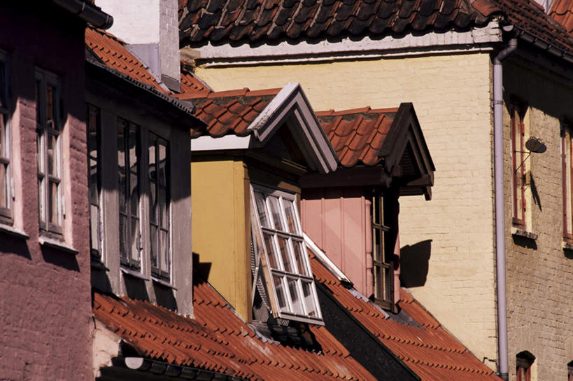 无人,家,横图,室外,特写,白天,仰视,度假,美景,窗户,城市风光,城市,建筑,丹麦,欧洲,阴影,光线,瓦片,影子,房屋,屋顶,屋子,景观,顶棚,瓦,娱乐,楼房,玻璃窗,住宅,阳光,享受,休闲,景色,放松,建造,北欧,屋瓦,丹麦王国,日德兰半岛,彩图,低角度拍摄,房子