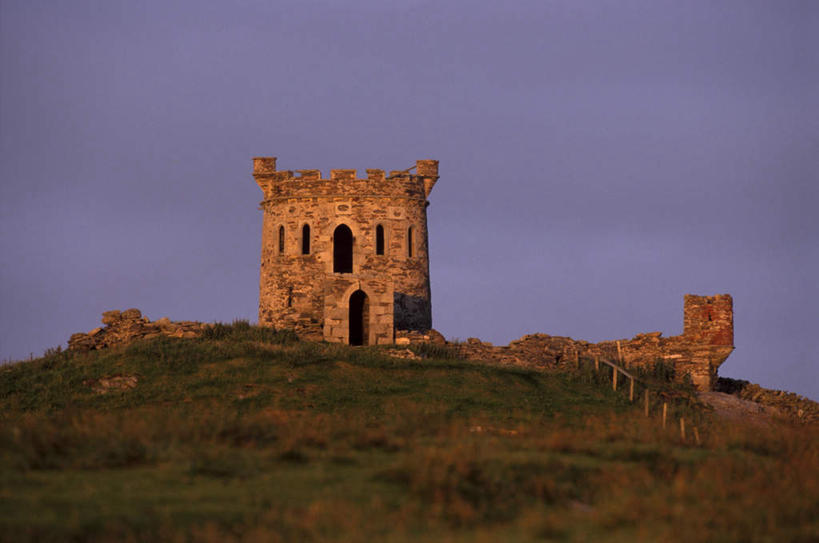 无人,横图,室外,白天,正面,旅游,度假,草地,草坪,名胜古迹,山,山脉,植物,标志建筑,地标,建筑,英国,欧洲,遗迹,堡垒,城堡,山峰,乌云,云,阴天,云朵,山峦,云彩,古迹,文物,娱乐,建设,古建筑,苏格兰,废墟,草,绿色,天空,群山,天,享受,休闲,旅游胜地,放松,阴沉,西欧,要塞,大不列颠,古文明,大不列颠及北爱尔兰联合王国,大不列颠联合王国,日不落英帝国,苏格兰王国,设防,设得兰,设得兰群岛,谢德兰群岛,谢特兰群岛,彩图