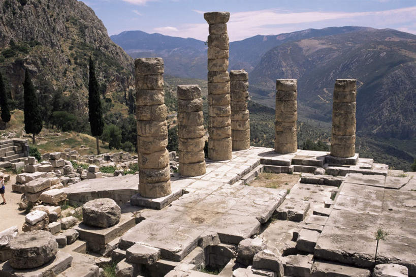 无人,横图,俯视,室外,白天,旅游,度假,石头,名胜古迹,山,山脉,标志建筑,地标,建筑,希腊,欧洲,阴影,遗迹,光线,石子,影子,柱子,山峰,云,云朵,山峦,云彩,古迹,文物,娱乐,建设,古建筑,废墟,蓝色,白云,蓝天,天空,阳光,群山,天,享受,休闲,旅游胜地,放松,晴朗,古文明,希腊共和国,阿波罗神殿,石块,岩石,晴空,彩图,高角度拍摄