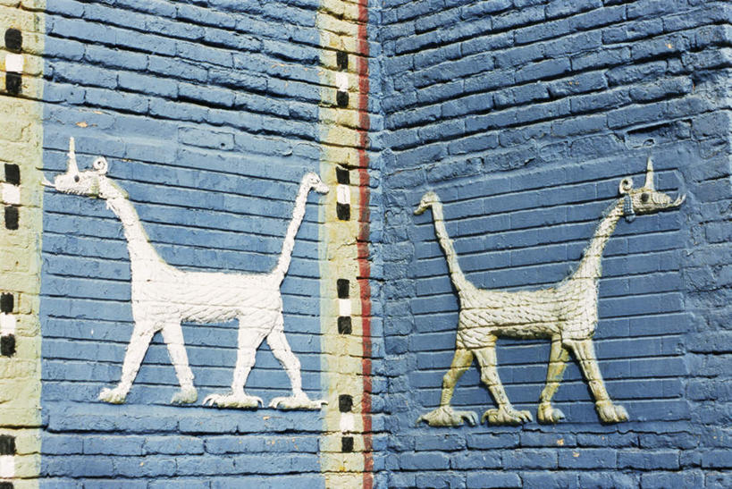 无人,站,横图,室外,特写,白天,正面,度假,美景,城市风光,城市,野生动物,雕塑,阴影,艺术,装饰,光线,雕刻,雕像,影子,砖块,墙,景观,注视,娱乐,墙壁,墙面,两个,蓝色,阳光,动物,工艺品,观察,看,站着,享受,休闲,景色,放松,可爱,活泼,观看,纪念,美术,察看,关注,主题,陈列,古文明,功能,美学,巴比伦,巴比伦帝国,巴比伦王国,古巴比伦王国,美索不达米亚平原,站立,彩图