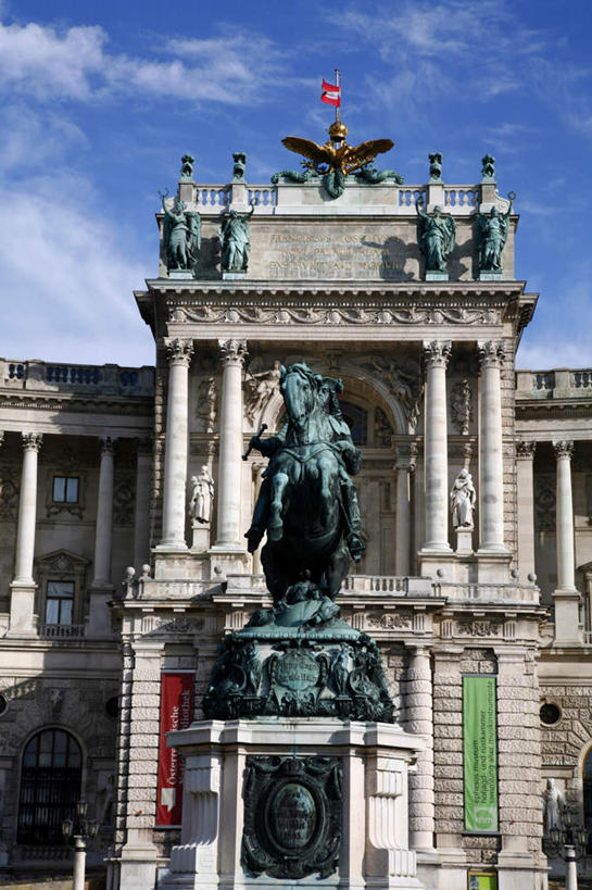 西方人,无人,宫殿,栏杆,露台,站,竖图,室外,白天,仰视,度假,美景,窗户,门,阳台,城市风光,城市,旗帜,国旗,雕塑,奥地利,欧洲,维也纳,欧洲人,握,服装,艺术,装饰,英文,标志,雕刻,雕像,扶手,文字,字符,字母,墙,屋顶,景观,云,云朵,首都,许多人,拿,云彩,顶棚,拿着,注视,休闲装,历史,娱乐,标识,护栏,玻璃窗,墙壁,墙面,古代,衣服,蓝色,白云,蓝天,天空,工艺品,门框,天,观察,看,站着,一群人,享受,休闲,休闲服,景色,放松,握着,服饰,晴朗,观看,纪念,英文字母,美术,察看,关注,主题,陈列,中欧,功能,美学,奥地利共和国,古远,霍夫堡宫,男人,男性,女人,女性,中年男性,中年女性,白种人,旗,晴空,站立,彩图,低角度拍摄,露天阳台