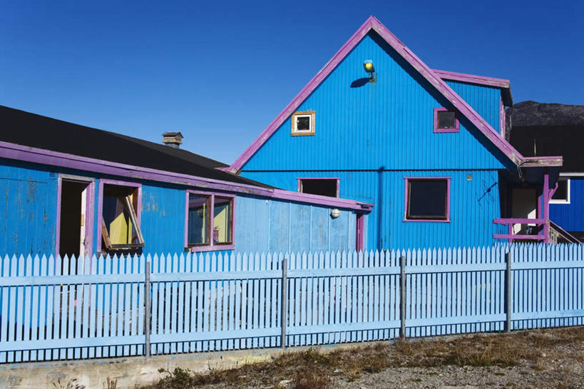 无人,家,栏杆,横图,室外,白天,正面,旅游,度假,美景,植物,别墅,丹麦,欧洲,阴影,光线,影子,栅栏,房屋,屋子,景观,篱笆,公寓,围栏,娱乐,洋房,护栏,楼房,住宅,树,树木,蓝色,绿色,蓝天,天空,阳光,自然,天,享受,休闲,景色,放松,生长,晴朗,成长,自然风光,北欧,万里无云,格陵兰,格陵兰岛,丹麦王国,晴空,晴空万里,彩图,房子