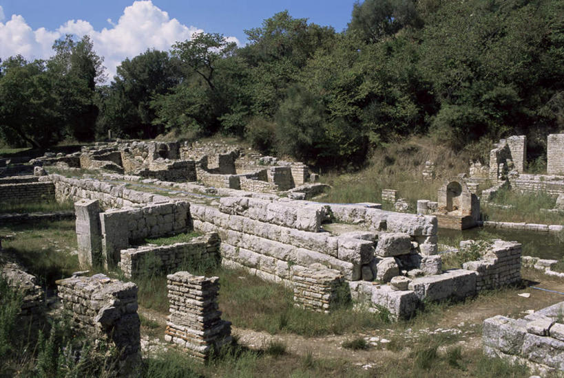 无人,横图,俯视,室外,白天,旅游,度假,草地,草坪,石头,名胜古迹,植物,标志建筑,地标,建筑,欧洲,阿尔巴尼亚,阴影,遗迹,光线,石子,影子,墙,云,云朵,云彩,古迹,文物,娱乐,建设,古建筑,废墟,墙壁,墙面,草,树,树木,蓝色,绿色,白云,蓝天,天空,阳光,自然,天,享受,休闲,旅游胜地,放松,生长,晴朗,成长,南欧,古文明,阿尔巴尼亚共和国,石块,岩石,晴空,彩图,高角度拍摄