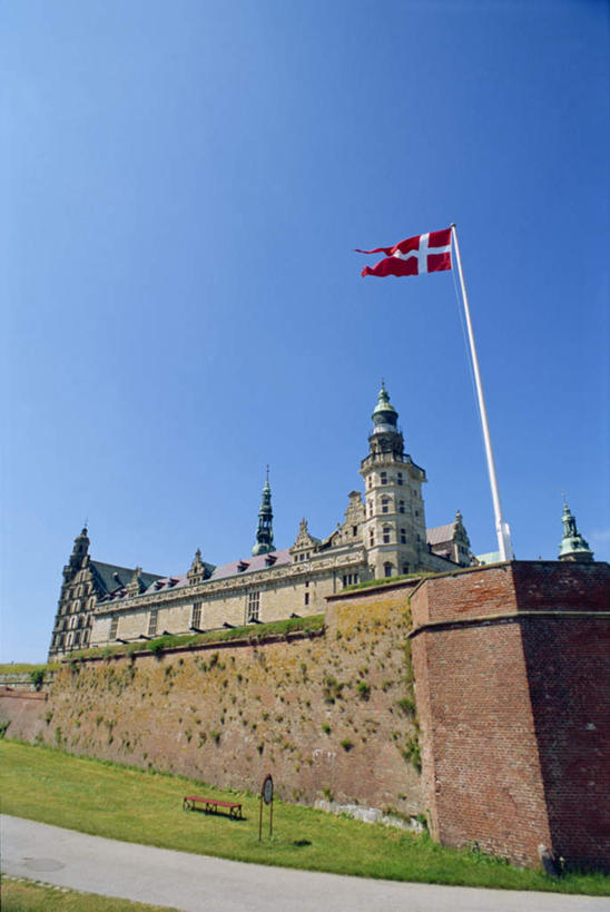 无人,竖图,室外,白天,正面,旅游,度假,草地,草坪,植物,标志建筑,道路,地标,建筑,路,旗帜,国旗,丹麦,欧洲,阴影,光线,影子,堡垒,城堡,墙,小路,交通,娱乐,建设,墙壁,墙面,草,蓝色,绿色,蓝天,天空,阳光,天,享受,休闲,旅游胜地,放松,晴朗,要塞,北欧,万里无云,丹麦王国,西兰岛,设防,赫尔辛格,克隆堡宫,皇冠之宫,旗,晴空,晴空万里,彩图