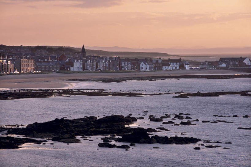 无人,家,横图,俯视,室外,白天,度假,海浪,海洋,美景,日落,沙滩,山,山脉,城市风光,城市,英国,欧洲,朦胧,模糊,沙子,房屋,屋子,海岸,景观,浪花,山峰,晚霞,霞光,落日,沙地,山峦,娱乐,楼房,苏格兰,住宅,海水,黄昏,群山,享受,休闲,景色,彩霞,放松,西欧,大不列颠,海景,大不列颠及北爱尔兰联合王国,大不列颠联合王国,日不落英帝国,苏格兰王国,夕照,阿伯丁,阿伯丁郡,大海,风浪,海,海水的波动,海滩,近岸浪,涌浪,夕阳,彩图,高角度拍摄,房子,斜阳