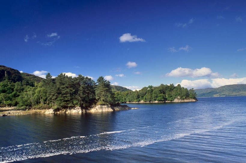 无人,横图,俯视,室外,白天,旅游,度假,湖,湖泊,美景,沙滩,水,植物,英国,欧洲,阴影,波纹,光线,沙子,影子,湖面,景观,水流,水面,云,云朵,涟漪,沙地,云彩,娱乐,苏格兰,树,树木,蓝色,绿色,白云,倒影,蓝天,水纹,天空,阳光,自然,波浪,湖水,天,享受,休闲,景色,放松,生长,晴朗,成长,倒映,西欧,自然风光,大不列颠,大不列颠及北爱尔兰联合王国,水晕,大不列颠联合王国,日不落英帝国,苏格兰王国,反照,罗蒙湖,洛蒙德湖,海滩,晴空,彩图,高角度拍摄