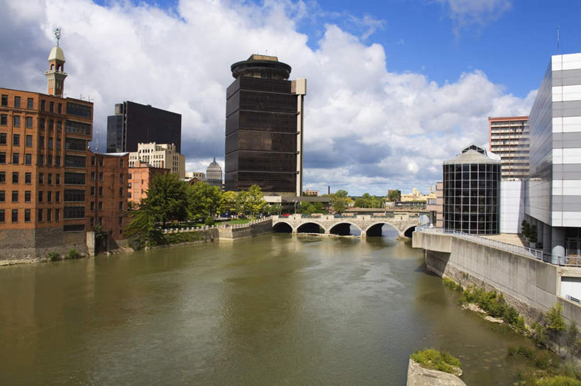 无人,高楼大厦,横图,室外,白天,正面,旅游,度假,草地,草坪,河流,石头,美景,水,植物,城市风光,城市,大厦,建筑,摩天大楼,纽约,美国,阴影,光线,石子,影子,河水,景观,水流,云,云朵,桥,云彩,娱乐,建设,石桥,拱桥,栈桥,草,树,树木,蓝色,绿色,白云,蓝天,天空,阳光,自然,天,享受,休闲,景色,放松,拱形,生长,晴朗,成长,人行桥,石拱桥,北美,北美洲,美洲,纽约州,帝国之州,帝国州,北亚美利加洲,亚美利加洲,罗彻斯特,罗契斯特,罗切斯特,石块,晴空,彩图,大楼,高层建筑,高楼,摩天楼