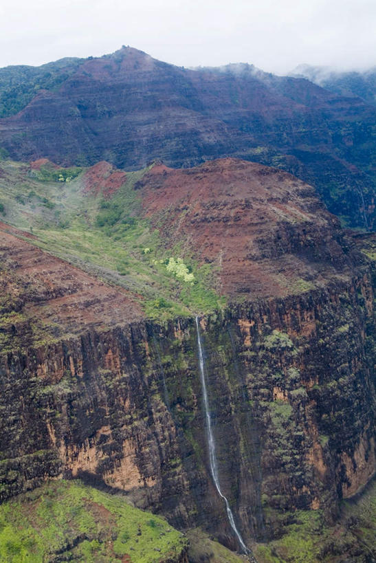 无人,竖图,俯视,航拍,室外,白天,旅游,度假,草地,草坪,岛屿,石头,山,山脉,峡谷,植物,夏威夷,美国,阴影,光线,石子,影子,山峰,青苔,苔藓,山峦,娱乐,草,树,树木,绿色,阳光,自然,群山,享受,休闲,放松,生长,成长,北美,北美洲,鸟瞰,美洲,夏威夷州,爱洛哈之州,可爱岛,考艾岛,考爱岛,北亚美利加洲,亚美利加洲,花园之岛,列岛,群岛,石块,岩石,诸岛,彩图,高角度拍摄