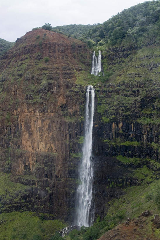 无人,竖图,俯视,航拍,室外,白天,旅游,度假,岛屿,瀑布,山,山脉,水,峡谷,夏威夷,美国,阴影,飞溅,溅,光线,液体,影子,山峰,水滴,青苔,苔藓,山峦,娱乐,水珠,蓝色,蓝天,天空,阳光,群山,天,享受,休闲,放松,晴朗,北美,北美洲,鸟瞰,喷洒,美洲,万里无云,夏威夷州,爱洛哈之州,可爱岛,考艾岛,考爱岛,北亚美利加洲,亚美利加洲,花园之岛,跌水,列岛,群岛,诸岛,晴空,晴空万里,彩图,高角度拍摄