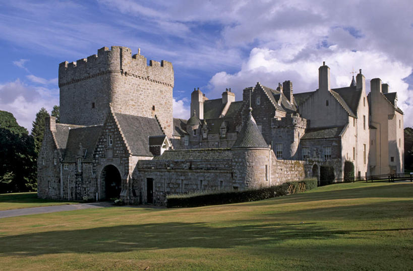 无人,横图,室外,白天,正面,旅游,度假,草地,草坪,名胜古迹,植物,标志建筑,地标,建筑,英国,欧洲,阴影,遗迹,光线,影子,堡垒,城堡,塔,古迹,文物,娱乐,建设,古建筑,苏格兰,草,树,树木,绿色,阳光,自然,享受,休闲,旅游胜地,放松,生长,成长,西欧,要塞,大不列颠,古文明,大不列颠及北爱尔兰联合王国,大不列颠联合王国,日不落英帝国,苏格兰王国,设防,阿伯丁,阿伯丁郡,彩图