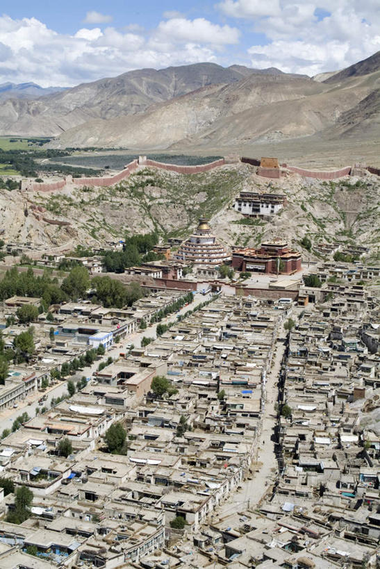 无人,家,竖图,俯视,航拍,室外,白天,旅游,度假,草地,草坪,美景,沙漠,山,山脉,植物,中国,亚洲,阴影,光线,影子,房屋,屋子,景观,山峰,云,云朵,山峦,云彩,娱乐,楼房,西藏,住宅,草,树,树木,蓝色,绿色,白云,蓝天,天空,阳光,自然,群山,天,享受,休闲,景色,放松,生长,晴朗,成长,鸟瞰,自然风光,藏,东亚,西藏自治区,日喀则,日喀则市,中华人民共和国,西南地区,江孜,江孜县,大漠,砂漠,晴空,彩图,高角度拍摄,房子