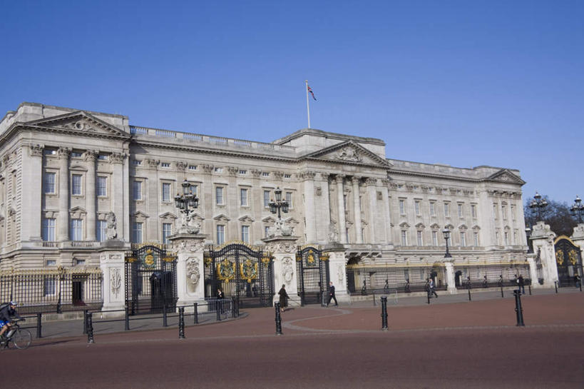 无人,广场,宫殿,横图,室外,白天,仰视,旅游,度假,植物,门,标志建筑,地标,建筑,旗帜,金属制品,英国,欧洲,伦敦,阴影,花纹,光线,金属,影子,柱子,首都,路障,娱乐,旗子,建设,白金汉宫,树,树木,蓝色,绿色,蓝天,天空,阳光,自然,门框,天,享受,休闲,旅游胜地,放松,生长,晴朗,成长,西欧,大不列颠,大不列颠及北爱尔兰联合王国,万里无云,旌旗,旗号,大不列颠联合王国,日不落英帝国,雾都,办公厅,藏金库,美术陈列馆,白金汉屋,帝国纪念堂,晴空,晴空万里,彩图,低角度拍摄