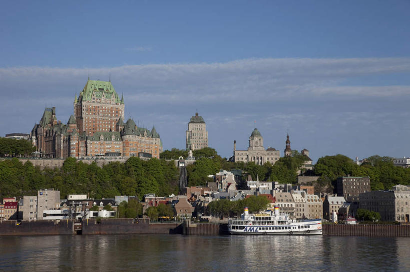 无人,家,码头,横图,室外,白天,正面,旅游,度假,海浪,海洋,名胜古迹,山,山脉,植物,标志建筑,地标,港口,建筑,酒店,轮船,船,加拿大,阴影,遗迹,光线,木板,影子,堡垒,城堡,房屋,屋子,浪花,山峰,云,云朵,桥,木桥,山峦,云彩,古迹,文物,娱乐,建设,古建筑,楼房,住宅,栈桥,树,树木,蓝色,绿色,白云,蓝天,天空,阳光,自然,海水,交通工具,群山,天,享受,休闲,旅游胜地,放松,生长,晴朗,成长,人行桥,木板桥,北美,北美洲,要塞,载具,美洲,海景,古文明,省会,北亚美利加洲,亚美利加洲,魁北克,魁北克城,魁北克省,魁北克市,设防,芳堤娜城堡,芳堤娜古堡酒店,大海,风浪,海,海水的波动,近岸浪,涌浪,晴空,彩图,房子,摆渡口,埠头,渡口,渡头,港湾,海港,货运码头,口岸,商港