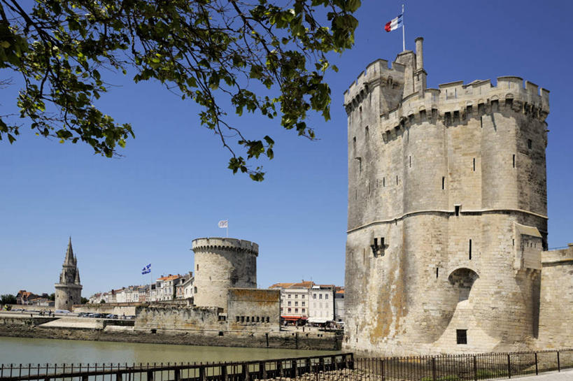 无人,家,栏杆,横图,室外,白天,正面,旅游,度假,河流,名胜古迹,水,植物,标志建筑,地标,建筑,旗帜,法国,欧洲,阴影,遗迹,光线,影子,栅栏,堡垒,城堡,房屋,屋子,河水,篱笆,水流,围栏,古迹,文物,娱乐,旗子,建设,古建筑,护栏,楼房,住宅,树,树木,蓝色,绿色,蓝天,天空,阳光,自然,天,享受,休闲,旅游胜地,放松,生长,晴朗,成长,要塞,古文明,万里无云,法兰西共和国,法兰西第五共和国,旌旗,旗号,设防,滨海夏朗德省,拉罗谢尔,拉罗歇尔,晴空,晴空万里,彩图,房子