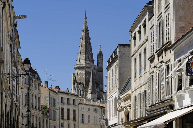 无人,家,横图,室外,白天,仰视,旅游,度假,窗户,标志建筑,地标,建筑,法国,欧洲,一排,阴影,整齐,光线,影子,百叶窗,房屋,屋子,塔,尖顶,娱乐,建设,楼房,住宅,排列,蓝色,蓝天,天空,阳光,天,享受,休闲,旅游胜地,放松,晴朗,队列,万里无云,法兰西共和国,法兰西第五共和国,滨海夏朗德省,拉罗谢尔,拉罗歇尔,晴空,晴空万里,彩图,低角度拍摄,房子