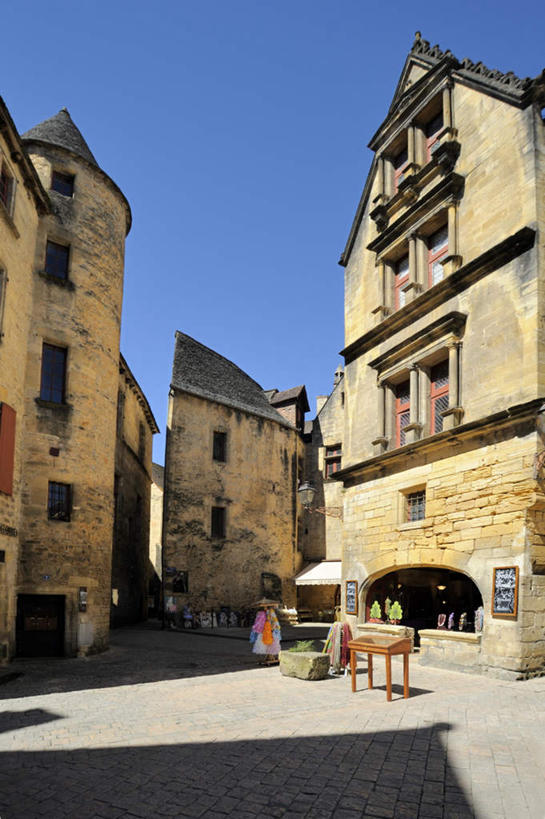 无人,竖图,室外,白天,仰视,旅游,度假,石头,窗户,桌面,桌子,标志建筑,地标,建筑,法国,欧洲,阴影,光线,木制,石子,影子,娱乐,建设,玻璃窗,蓝色,蓝天,天空,阳光,木制品,天,享受,休闲,旅游胜地,放松,晴朗,万里无云,法兰西共和国,阿基坦,法兰西第五共和国,多尔多涅省,亚魁当,阿基坦大区,多尔多涅,石块,岩石,晴空,晴空万里,彩图,低角度拍摄