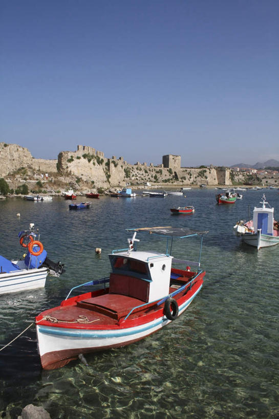 无人,竖图,室外,白天,正面,旅游,度假,海浪,海洋,标志建筑,地标,建筑,希腊,欧洲,阴影,光线,影子,堡垒,城堡,浪花,渔船,娱乐,建设,蓝色,蓝天,天空,阳光,海水,绳子,天,享受,休闲,旅游胜地,放松,晴朗,绳索,要塞,海景,希腊共和国,万里无云,伯罗奔尼撒,伯罗奔尼撒半岛,橡皮圈,设防,大海,风浪,海,海水的波动,近岸浪,涌浪,晴空,晴空万里,彩图