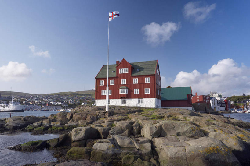 无人,办公室,家,横图,室外,白天,正面,度假,石头,美景,城市风光,城市,旗帜,国旗,丹麦,欧洲,一面,阴影,飘扬,光线,石子,影子,房屋,屋子,景观,云,云朵,云彩,娱乐,楼房,住宅,蓝色,白云,蓝天,天空,阳光,天,享受,休闲,景色,放松,晴朗,飘逸,北欧,飞扬,首府,丹麦王国,法罗群岛,托尔斯港,旗,石块,岩石,晴空,彩图,房子