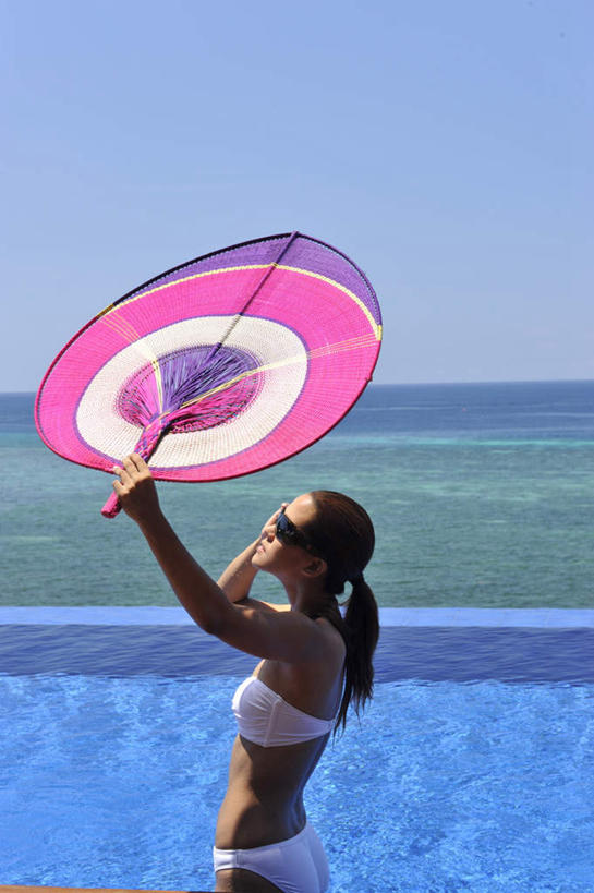 西方人,一个人,举,竖图,室外,白天,侧面,泳装,比基尼,旅游,度假,海浪,海洋,美景,欧洲,菲律宾,欧洲人,亚洲,仅一个年轻女性,仅一个女性,仅一个人,阴影,光线,墨镜,伞,眼镜,影子,雨伞,遮阳伞,景观,浪花,水平线,辽阔,海平线,注视,娱乐,阳伞,裸露,蓝色,蓝天,天空,阳光,自然,海水,太阳镜,太阳眼镜,天,观察,看,托,享受,休闲,广阔,遮阳镜,景色,放松,遮,遮掩,东南亚,晴朗,观看,一望无际,察看,掩盖,遮挡,关注,自然风光,裸,海景,遮盖,薄荷岛,万里无云,掩饰,菲律宾共和国,米沙鄢,米沙鄢群岛,无边无际,一马平川,保和岛,保和,年轻女性,女人,女性,白种人,大海,风浪,海,海水的波动,近岸浪,涌浪,晴空,晴空万里,举起,举手,举着,向上举,向上伸,向上托,半身,彩图,三点式,泳衣,水天相接,水天一线