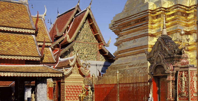 无人,寺庙,栏杆,横图,彩色,室外,白天,正面,旅游,度假,门,标志建筑,地标,建筑,泰国,亚洲,阴影,节日,装饰,光线,影子,栅栏,篱笆,围栏,燃烧,文化,娱乐,建设,护栏,清迈,蓝色,蓝天,天空,阳光,香火,门框,庙宇,天,祈祷,享受,休闲,健康,旅游胜地,放松,许愿,宗教,东南亚,佛教,信仰,晴朗,纪念,五颜六色,华丽,修饰,祈求,色彩斑斓,点缀,五彩缤纷,万里无云,首府,泰王国,清迈府,衬托,美观,雅致,雅观,五彩斑斓,富丽,释教,华美,五光十色,清迈省,平安,晴空,晴空万里,彩图,庙,寺