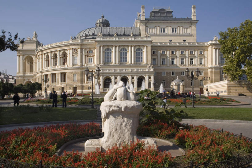 无人,公园,家,栏杆,横图,室外,白天,正面,旅游,度假,植物,标志建筑,道路,地标,建筑,路,路灯,照明,雕塑,欧洲,乌克兰,阴影,艺术,装饰,盛开,光线,雕刻,雕像,影子,房屋,屋子,围栏,小路,灯光,交通,花蕾,娱乐,建设,护栏,楼房,住宅,灯,花,花瓣,花朵,鲜花,树,树木,蓝色,绿色,蓝天,天空,阳光,自然,工艺品,天,花苞,花蕊,享受,休闲,旅游胜地,放松,生长,晴朗,成长,纪念,华丽,修饰,照亮,美术,点缀,照明设备,主题,陈列,东欧,万里无云,功能,美学,衬托,美观,雅致,雅观,富丽,华美,乌克兰共和国,敖德萨,敖德萨州,晴空,晴空万里,彩图,房子