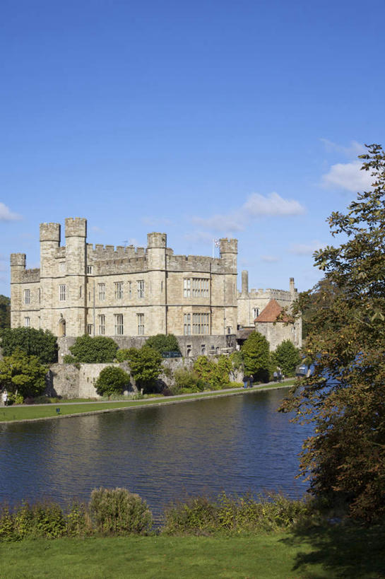 无人,竖图,室外,白天,正面,旅游,度假,草地,草坪,河流,水,植物,窗户,标志建筑,地标,建筑,英国,欧洲,一排,阴影,整齐,并列,并排,光线,影子,堡垒,城堡,墙,河水,水流,云,云朵,云彩,娱乐,建设,利兹城堡,玻璃窗,墙壁,墙面,草,树,树木,排列,蓝色,绿色,白云,倒影,蓝天,天空,阳光,自然,天,享受,休闲,旅游胜地,放松,生长,晴朗,成长,倒映,西欧,要塞,队列,大不列颠,平行,大不列颠及北爱尔兰联合王国,肯特郡,大不列颠联合王国,日不落英帝国,反照,设防,利兹堡,梅德斯通,晴空,彩图