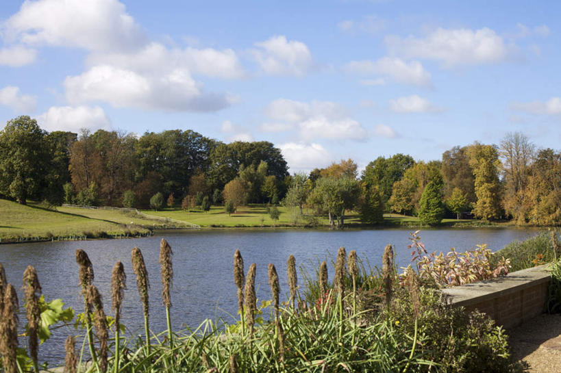 无人,横图,室外,白天,正面,旅游,度假,草地,草坪,湖,湖泊,花海,花圃,美景,水,植物,道路,路,叶子,英国,欧洲,阴影,盛开,光线,影子,湖面,景观,水流,水面,云,云朵,小路,交通,花蕾,云彩,娱乐,利兹城堡,草,花,花瓣,花朵,花卉,鲜花,树,树木,蓝色,绿色,白云,倒影,蓝天,天空,阳光,自然,湖水,花丛,花束,花田,天,花苞,花蕊,享受,休闲,景色,放松,生长,晴朗,成长,倒映,西欧,自然风光,大不列颠,大不列颠及北爱尔兰联合王国,肯特郡,大不列颠联合王国,日不落英帝国,反照,利兹堡,梅德斯通,晴空,半身,彩图