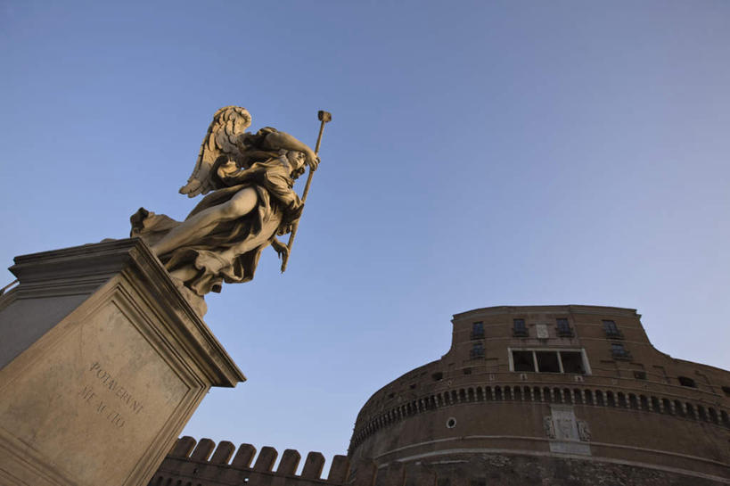 西方人,一个人,无人,站,横图,室外,白天,仰视,旅游,度假,标志建筑,地标,建筑,雕塑,意大利,欧洲,欧洲人,仅一个年轻女性,仅一个女性,仅一个人,天使,握,阴影,艺术,装饰,光线,翅膀,雕刻,雕像,影子,墙,拿,拿着,注视,娱乐,建设,墙壁,墙面,蓝色,蓝天,天空,阳光,工艺品,天,观察,看,站着,享受,休闲,墓地,旅游胜地,放松,握着,晴朗,观看,纪念,美术,察看,坟墓,陵墓,神圣,拉齐奥,关注,南欧,主题,善良,陈列,坟场,信徒,万里无云,意大利共和国,功能,美学,使者,拉齐奥大区,圣洁,年轻女性,女人,女性,白种人,晴空,晴空万里,站立,彩图,低角度拍摄,全身