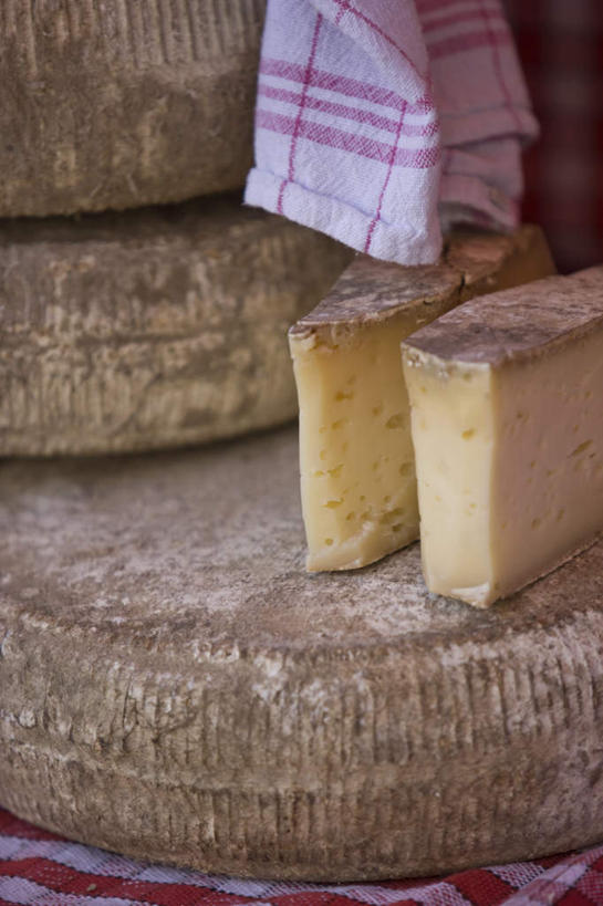 奶酪,无人,竖图,俯视,室内,特写,白天,桌面,桌子,法国,欧洲,两块,木制,布料,纺织物,干酪,起司,案板,芝士,营养,布纹,砧板,桌布,餐巾,木制品,毛巾,台布,清洁,乳酪,保暖,乳制品,普罗旺斯,发酵,透气,防水,法兰西共和国,法兰西第五共和国,普罗旺斯省,储水,耐磨,吸水,彩图,高角度拍摄