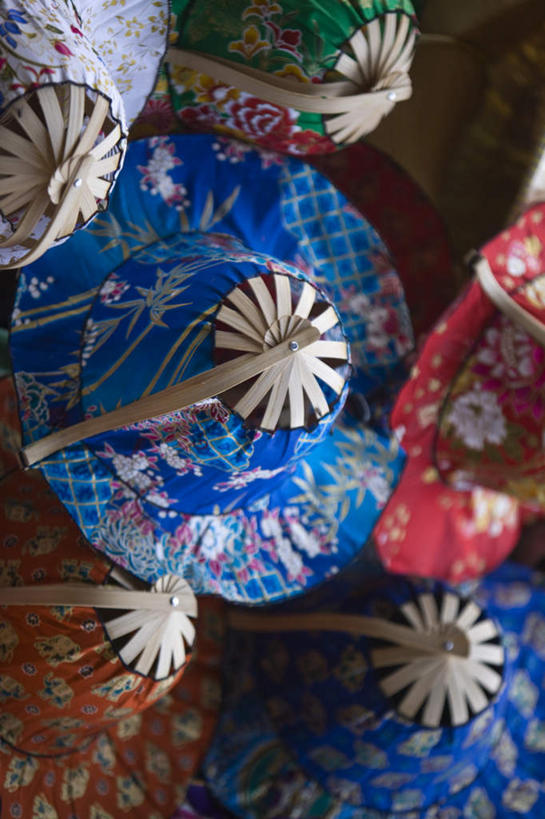 无人,商店,竖图,俯视,彩色,室外,特写,白天,购物,消费,帽子,泰国,亚洲,许多,阴影,朦胧,模糊,装饰,光线,草帽,影子,商铺,清迈,阳光,金融,东南亚,华丽,修饰,点缀,选购,贸易,首府,泰王国,清迈府,衬托,美观,雅致,雅观,血拼,市肆,商号,清迈省,彩图,高角度拍摄,店铺