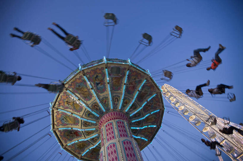 西方人,游乐园,坐,横图,室外,白天,仰视,旅游,度假,标志建筑,地标,建筑,游乐场,法国,巴黎,欧洲,欧洲人,行人,游客,游人,飞翔,阴影,服装,飞行,光线,影子,摩天轮,首都,许多人,翱翔,休闲装,娱乐,建设,飞,路人,旅客,衣服,蓝色,蓝天,天空,阳光,天,一群人,享受,休闲,休闲服,旅游胜地,放松,服饰,游乐设施,旋转飞椅,晴朗,万里无云,法兰西共和国,杜乐丽花园,法兰西第五共和国,乐园,过客,飓风飞椅,旋转秋千,男人,男性,年轻男性,年轻女性,女人,女性,白种人,晴空,晴空万里,坐着,彩图,低角度拍摄,全身