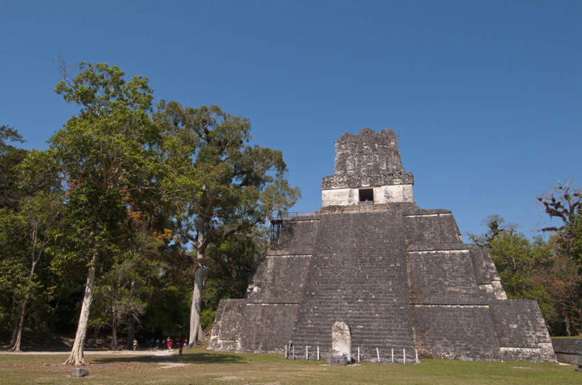 西方人,站,走,横图,室外,白天,仰视,旅游,度假,草地,草坪,石头,名胜古迹,植物,楼梯,标志建筑,地标,建筑,欧洲,危地马拉,欧洲人,一排,行人,游客,游人,阴影,服装,遗迹,整齐,光线,石子,影子,阶梯,云,云朵,许多人,云彩,注视,休闲装,古迹,文物,娱乐,建设,古建筑,路人,旅客,废墟,台阶,草,树,树木,排列,衣服,蓝色,绿色,白云,蓝天,天空,阳光,自然,天,观察,看,站着,一群人,享受,休闲,休闲服,旅游胜地,放松,服饰,生长,晴朗,成长,观看,察看,北美,北美洲,队列,关注,美洲,古文明,北亚美利加洲,亚美利加洲,危地马拉共和国,瓜地马拉,蒂卡尔,过客,蒂卡尔玛雅遗址,蒂卡尔遗址,佩腾省,男人,男性,女人,女性,中年男性,中年女性,白种人,石块,岩石,晴空,步行,散步,站立,走路,半身,彩图,低角度拍摄