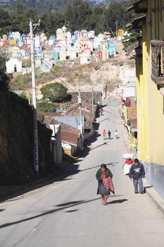 西方人,家,走,竖图,室外,白天,正面,度假,美景,山,山脉,树林,植物,窗户,城市风光,城市,道路,路,欧洲,危地马拉,欧洲人,一排,许多,阴影,服装,整齐,电力,光线,电线,电线杆,线,影子,房屋,墙,屋顶,屋子,景观,山峰,小路,电能,交通,山峦,很多,许多人,线路,顶棚,注视,休闲装,娱乐,楼房,玻璃窗,墙壁,墙面,住宅,树,树木,排列,衣服,绿色,阳光,自然,群山,观察,看,一群人,享受,休闲,休闲服,景色,放松,服饰,生长,成长,观看,电,电源,察看,北美,北美洲,队列,关注,美洲,能量,北亚美利加洲,亚美利加洲,危地马拉共和国,瓜地马拉,奇奇卡斯德南哥,男人,男性,女人,女性,中年男性,中年女性,白种人,步行,散步,走路,彩图,全身,房子