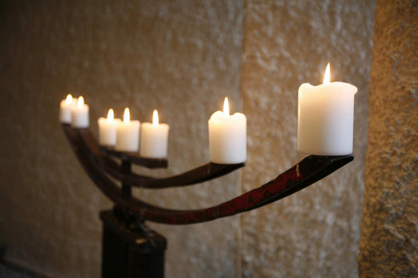 无人,横图,室内,特写,白天,正面,旅游,度假,石头,标志建筑,地标,建筑,蜡烛,瑞士,欧洲,阴影,光线,火焰,石子,影子,烛光,墙,燃烧,娱乐,建设,墙壁,墙面,点燃,享受,休闲,旅游胜地,放松,中欧,瑞士联邦,日内瓦,石块,岩石,彩图